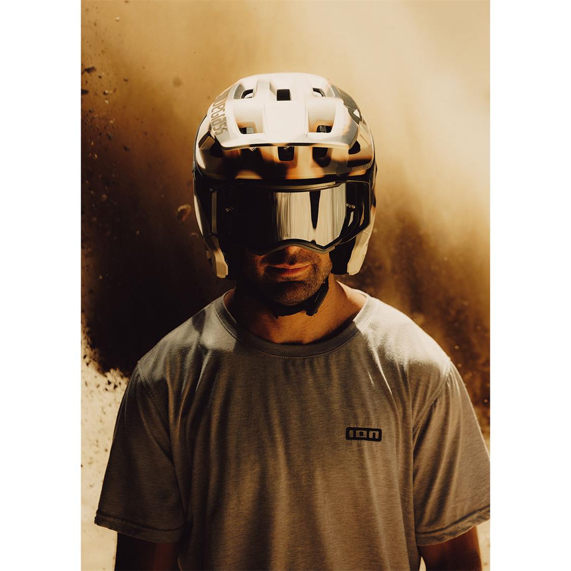 bluegrass-jetro-mips-jet-mtb-helmet-G16BW1-top