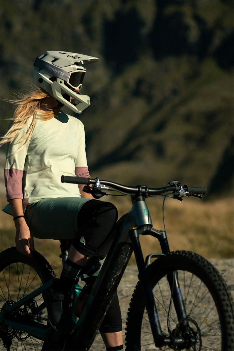 met-parachute-mcr-2-mips-mtb-helmet-action-9