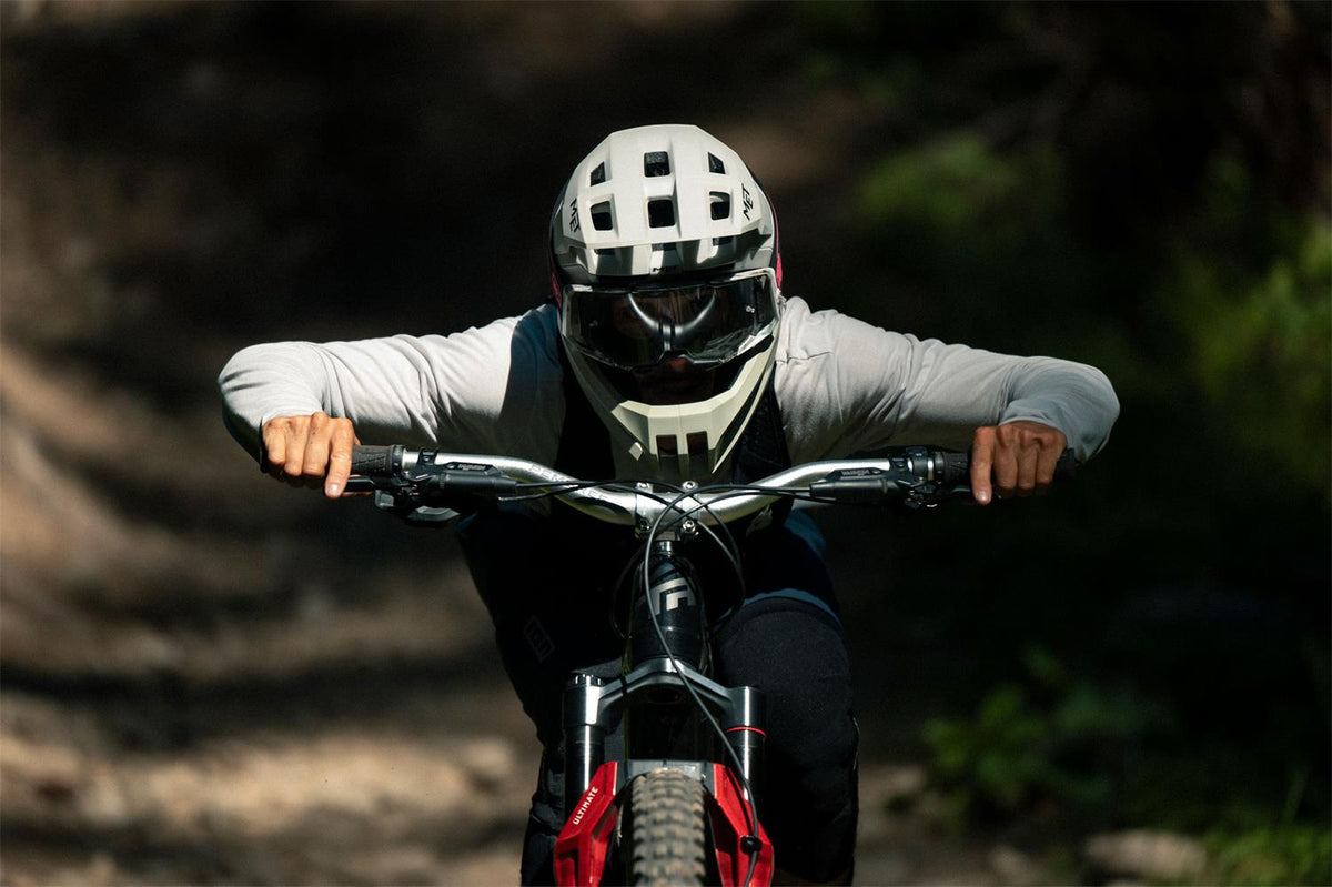 met-parachute-mcr-2-mips-mtb-helmet-action-23